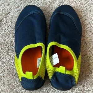Kids water shoes, size 13/1
